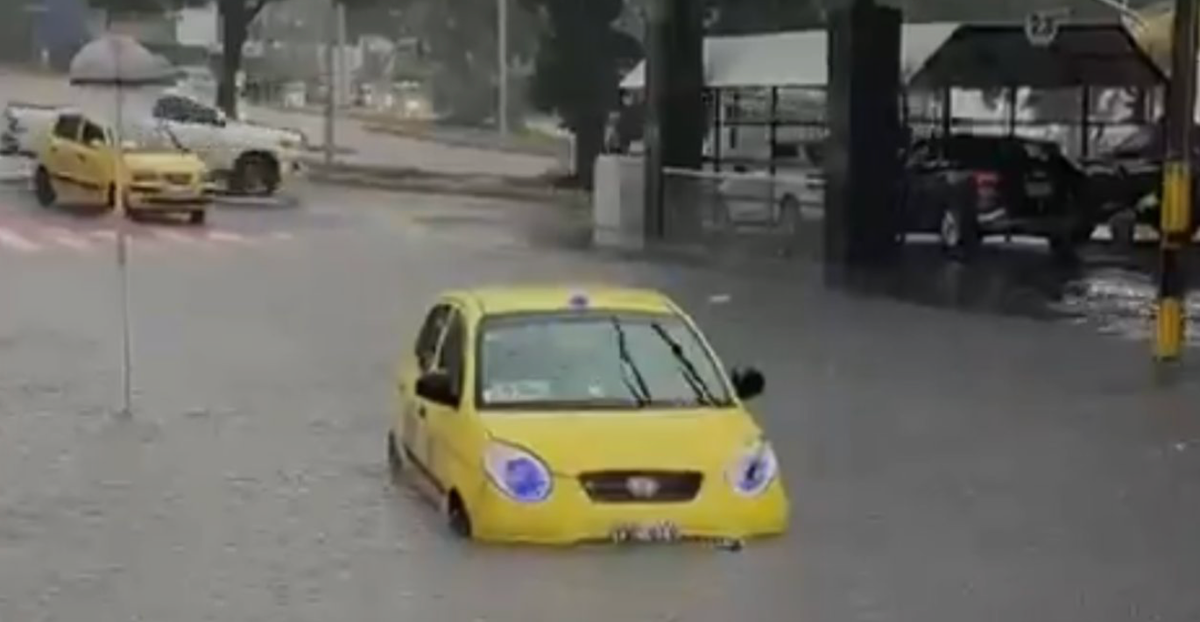Tormenta eléctrica colapsó Bucaramanga y su área metropolitana: árboles caídos, techos desprendidos e inundaciones