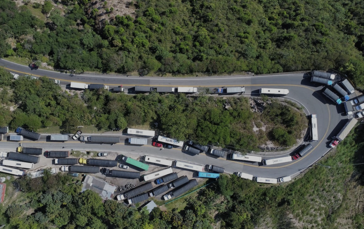 Santander sigue aislado por tierra: caos total en la vía Bucaramanga – Barbosa y nadie responde