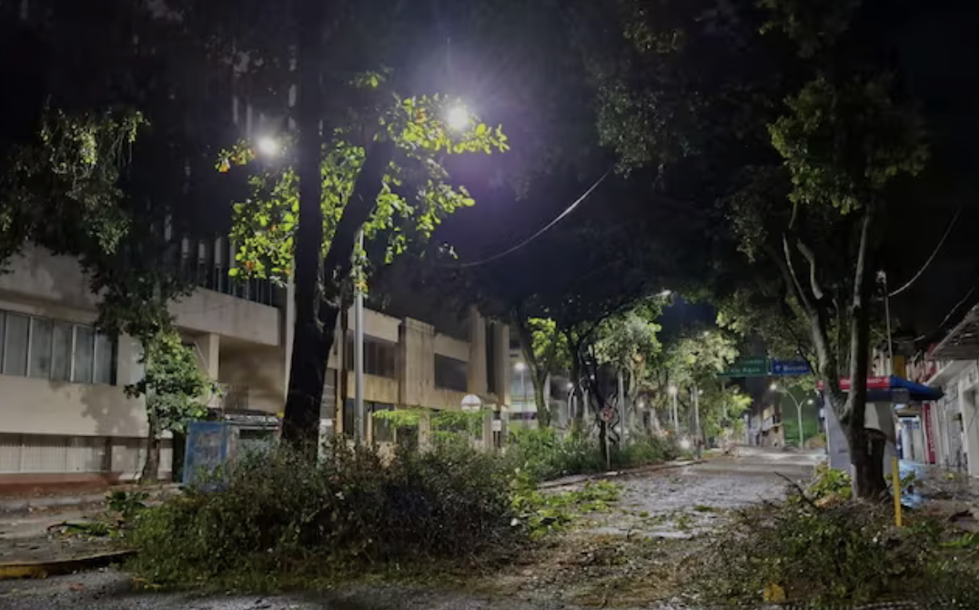 Tormenta eléctrica sacude a Bucaramanga: rayos, vientos fuertes y árboles caídos marcan el inicio de una semana lluviosa