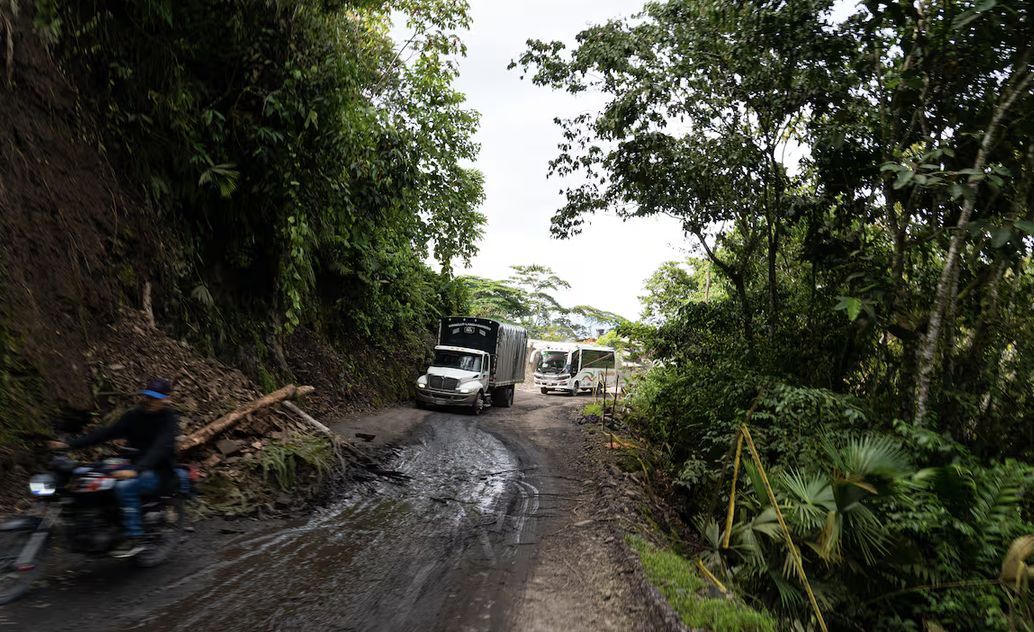 Transversal del Carare: el abandono estatal que lleva a una madre cabeza de hogar a hacer de guardiana vial