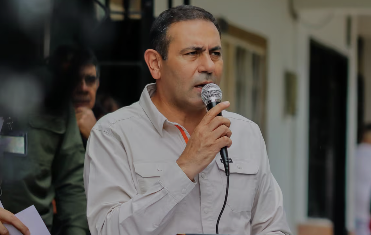 Gobernación de Santander acuerda plan de acción con la comunidad de Los Santos, pero crece inquietud por presencia de agitador local