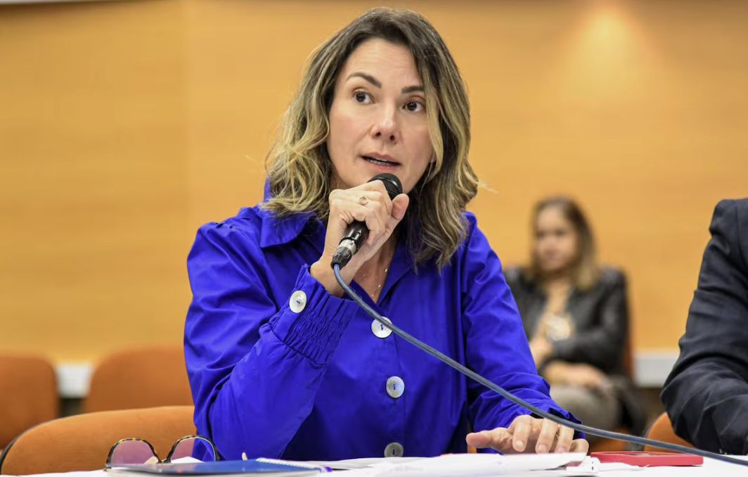 "‘POR AMOR A SANTANDER’… pero solo hasta que surja algo mejor: la verdadera campaña de Lina Barrera"