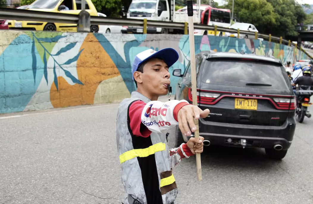 Bucaramanga, huérfana de autoridad vial: la Dirección de Tránsito naufraga mientras jóvenes improvisan el control en las calles