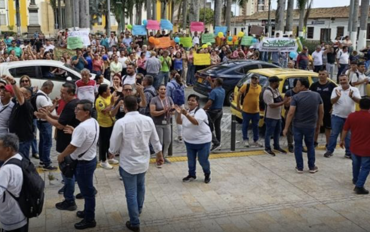 Vergüenza en Bucaramanga: contratistas de la Alcaldía usados como aplaudidores en apoyo a Beltrán tras su caída