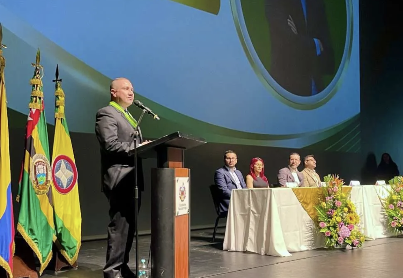 Se premian entre ellos: director de la CDMB recibe galardón mientras la entidad paga para salir en medios