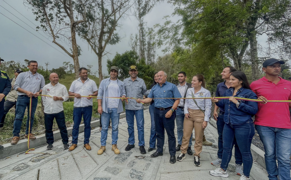 Triunfo de la gestión: Gobernador entrega 770 metros de placa huella en La Belleza bajo el modelo de Obras por Impuestos