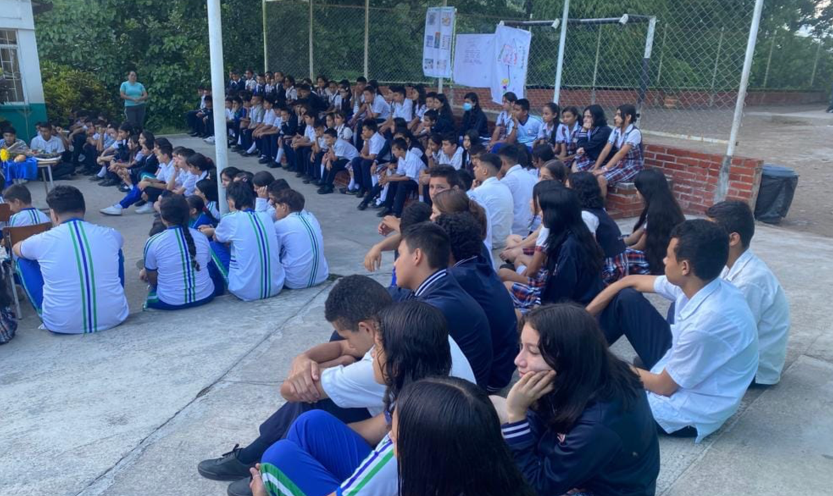Gobernación de Santander interviene el Colegio El Pórtico de Rionegro y garantiza soluciones para baños, cocina y alimentación escolar