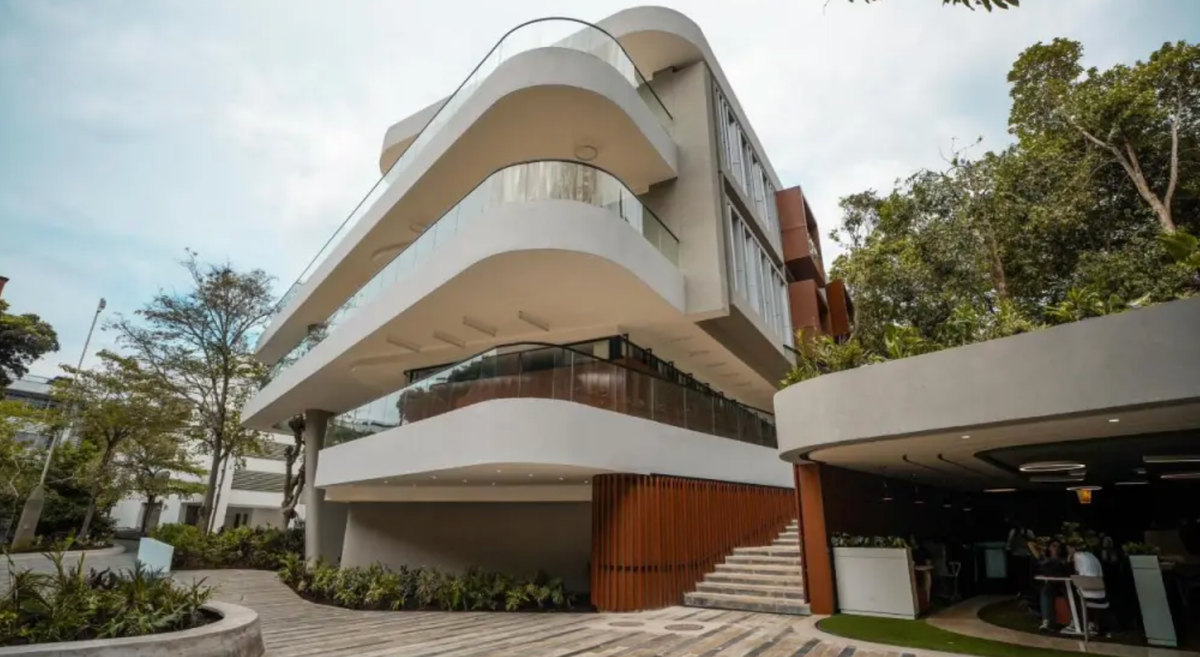 Petro llega a Santander con las manos vacías: inaugura obras que no pagó mientras deja a 60 mil niños sin comida