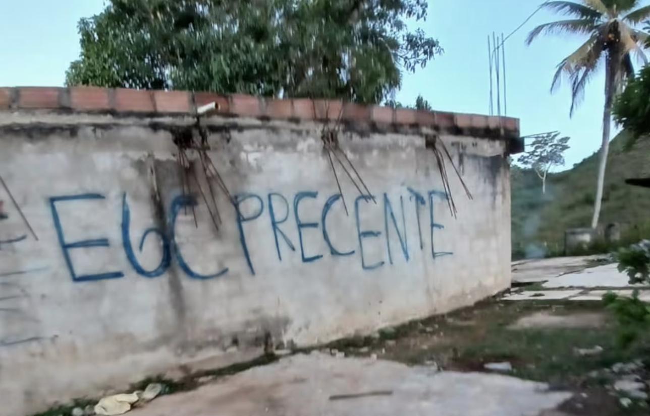 Magdalena Medio bajo fuego: guerrilla y Clan del Golfo confinan a familias, mientras los políticos guardan silencio cómplice