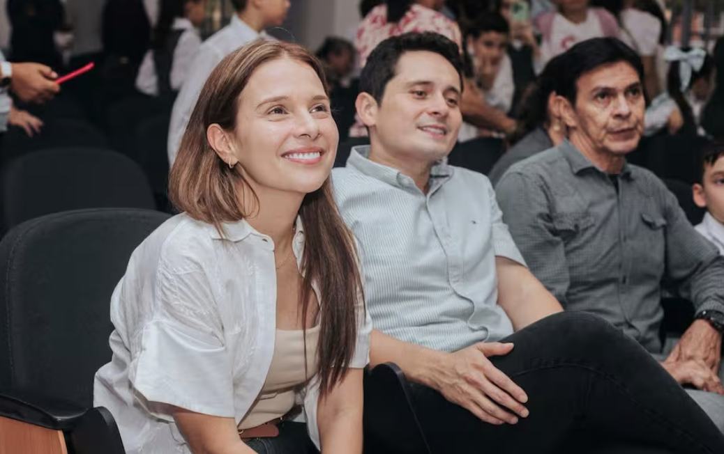 Alcalde descarado, investigado por compra de votos, ahora lanza a su esposa al Senado con un Pacto Histórico lleno de focas aplaudidoras