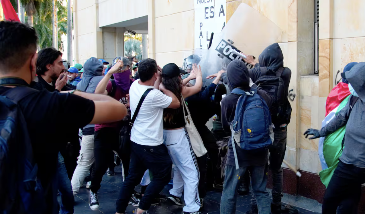 Los idiotas útiles del caos: alentados por el concejal del Pacto Histórico Jorge Flórez destrozaron Bucaramanga en marcha por Palestina