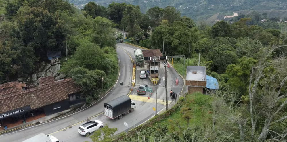 ¡Santander no se arrodilla ante los revoltosos! Empresario Jhan Alcibíades Céspedes incita al caos y ataca al gobernador por el peaje de Los Santos