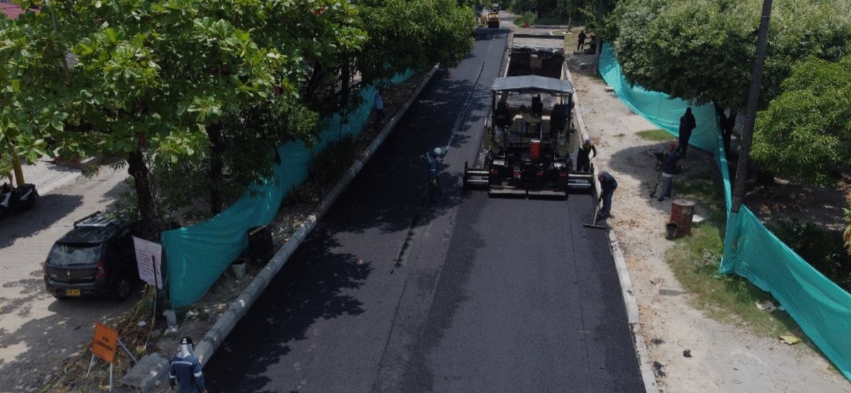 Hasta los camioneros hacen el trabajo del Estado! Transportadores tapan huecos mientras Petro y sus petristas siguen hablando basura