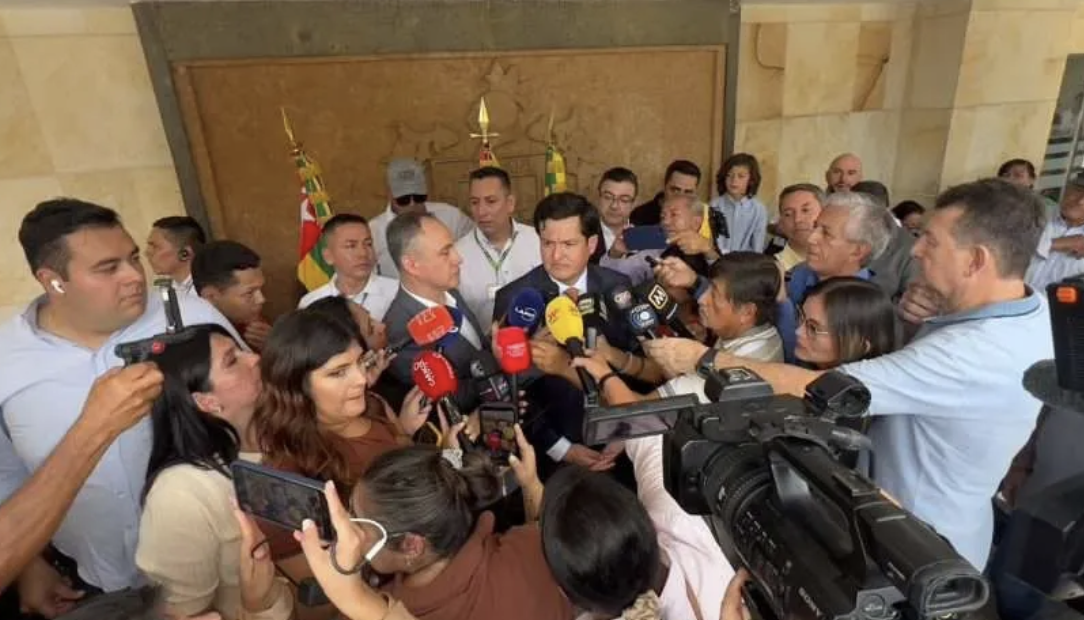 Ya es hora de sacar tanto inservible: el alcalde interino de Bucaramanga promete “revisión de gabinete”, pero los bumangueses no esperan milagros