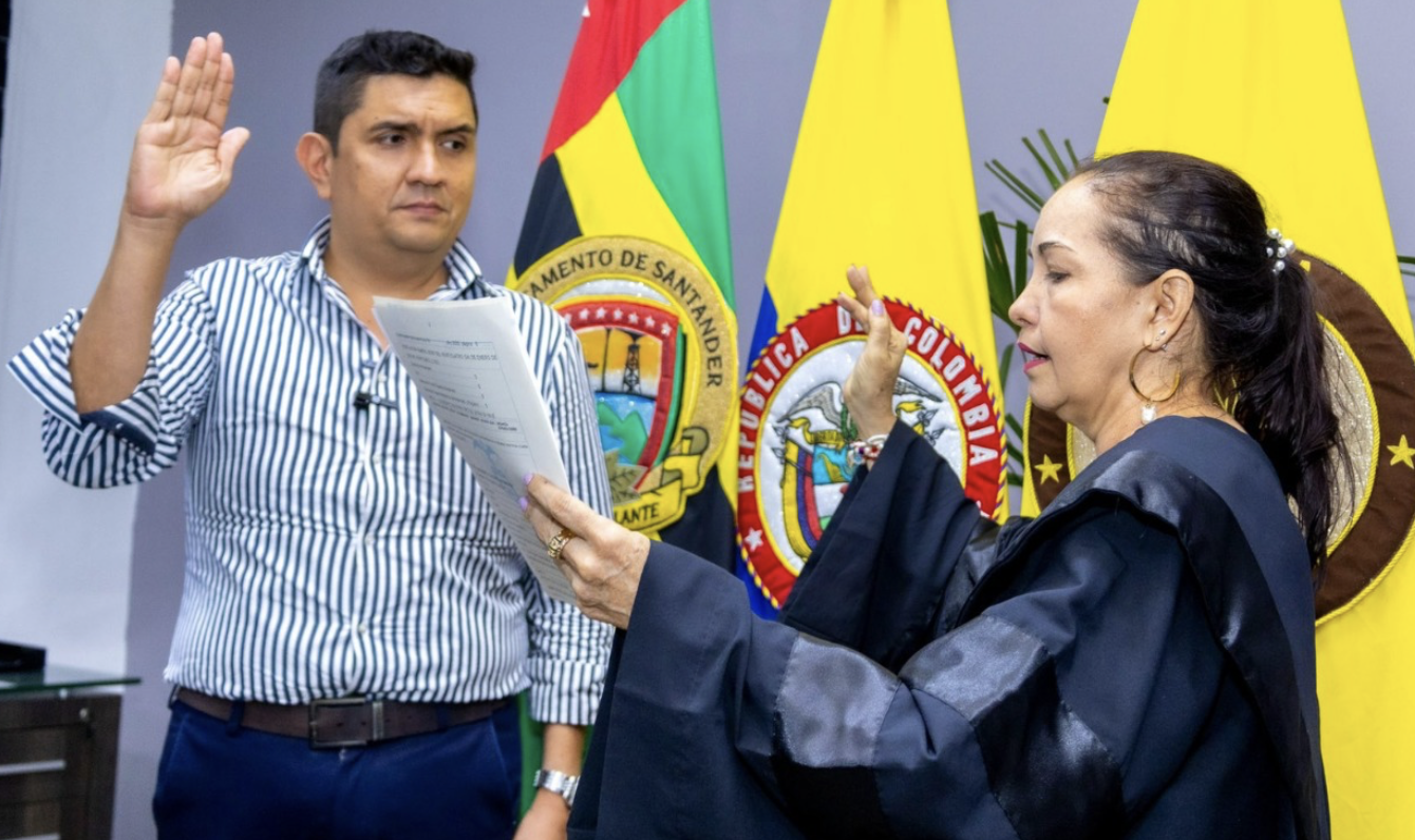 ¡Se emborrachó el poder en Girón! Fredy Cáceres llegó de paso… pero entró como dictador