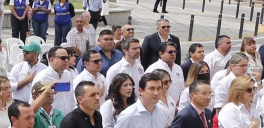 Presencia insólita en la posesión del alcalde de Bucaramanga: Luis de la Hoz, el aliado camuflado del petrismo, está en la ciudad.