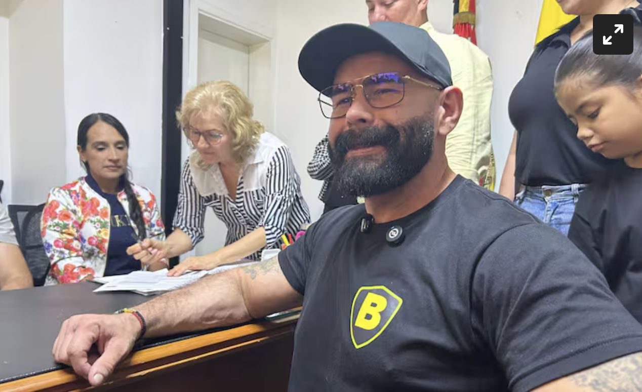 Carlos Bueno se queda con el puesto dorado en el tarjetón: justo en el centro, donde más fácil se marca