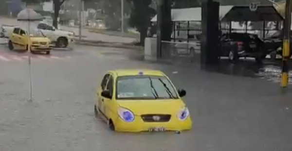 Tormenta eléctrica colapsó Bucaramanga y su área metropolitana: árboles caídos, techos desprendidos e inundaciones