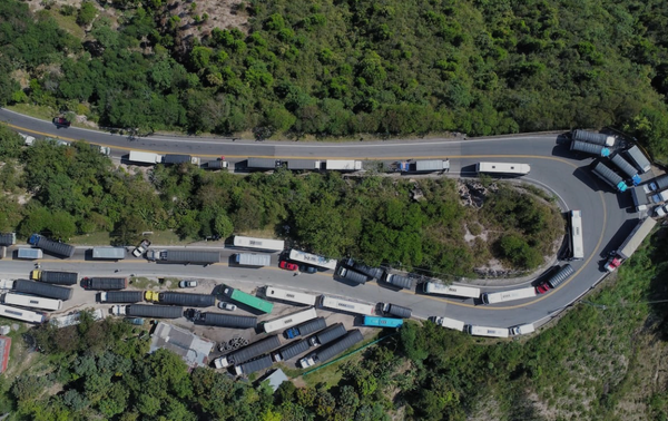 Santander sigue aislado por tierra: caos total en la vía Bucaramanga – Barbosa y nadie responde