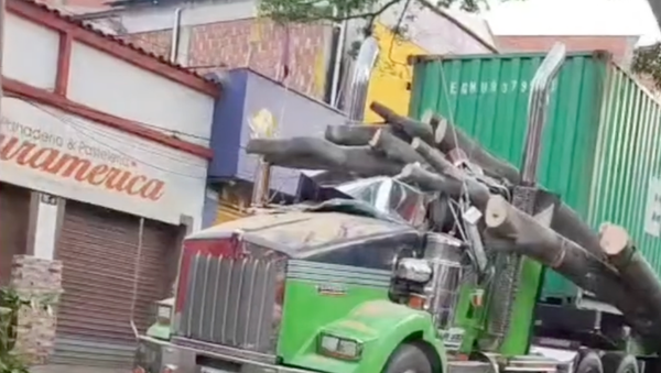 ¡Bomba sobre ruedas! Tractomulas invaden Bucaramanga sin permiso y causan accidentes en plena zona urbana