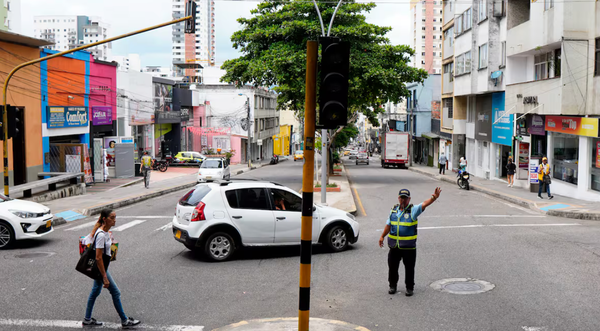 Semáforos de Bucaramanga siguen fallando pese a reparaciones: red obsoleta pone en riesgo la movilidad