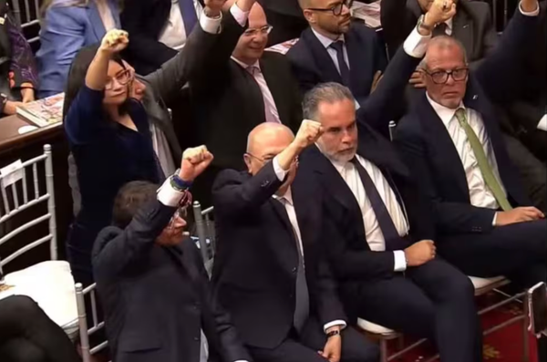 El puño de Petro en el Congreso: desafío simbólico que encendió la polarización
