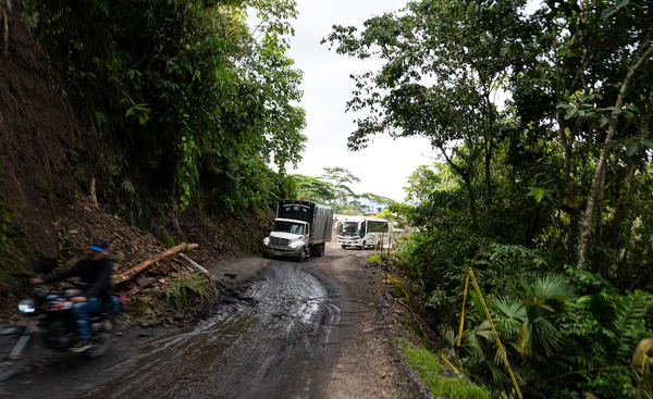 Transversal del Carare: el abandono estatal que lleva a una madre cabeza de hogar a hacer de guardiana vial