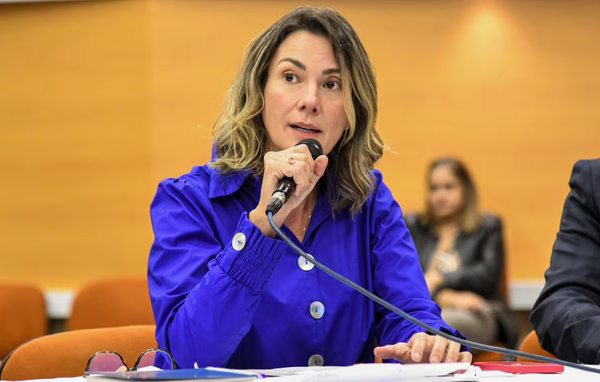 "‘POR AMOR A SANTANDER’… pero solo hasta que surja algo mejor: la verdadera campaña de Lina Barrera"