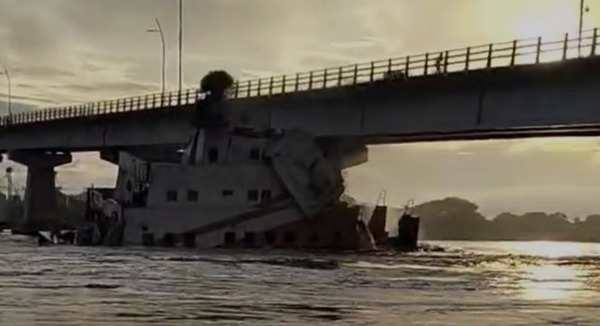 Remolcador chocó contra el puente Guillermo Gaviria sobre el río Magdalena en Barrancabermeja