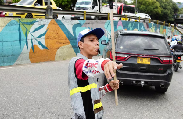 Bucaramanga, huérfana de autoridad vial: la Dirección de Tránsito naufraga mientras jóvenes improvisan el control en las calles