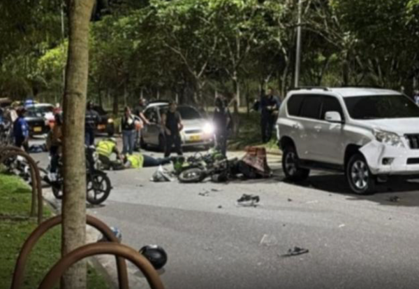 Cero controles en Floridablanca: camioneta de alta gama embistió a motociclistas, dejó un muerto y tres heridos, y el conductor huyó