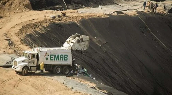 El Carrasco no cerrará en octubre: promesas de transformación mientras la basura sigue creciendo