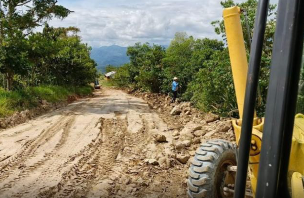 Mientras congresistas populistas atacan, Juvenal Díaz responde con obras en Sucre y La Belleza