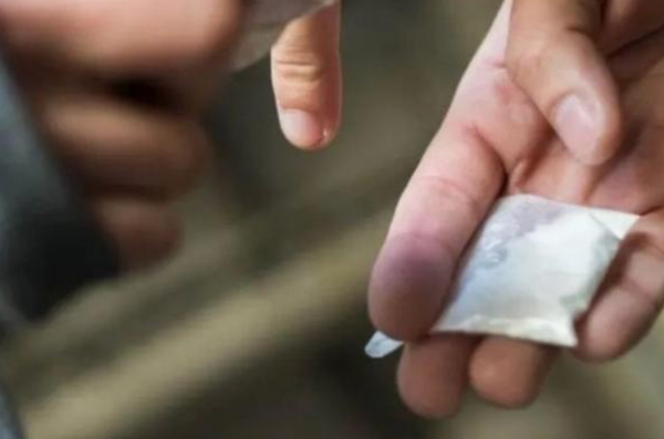 Tan malo es el alcalde de Floridablanca que hasta las drogas entran a los colegios