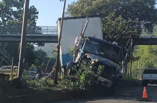 Floridablanca, un caos sin freno: otra madrugada de accidentes, trancones y desidia bajo el mandato de José Fernando Sánchez