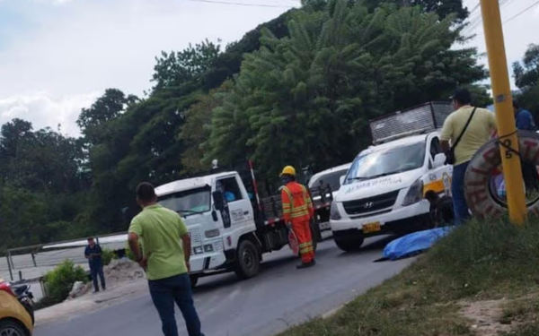 Tragedia en el Anillo Vial: peatón murió de forma instantánea tras ser arrollado por una motocicleta en Girón