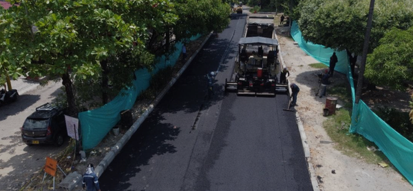 Hasta los camioneros hacen el trabajo del Estado! Transportadores tapan huecos mientras Petro y sus petristas siguen hablando basura