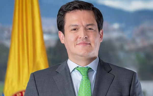 Dos meses de encargo y ya se cree emperador: la sobreactuación de Javier Sarmiento en Bucaramanga