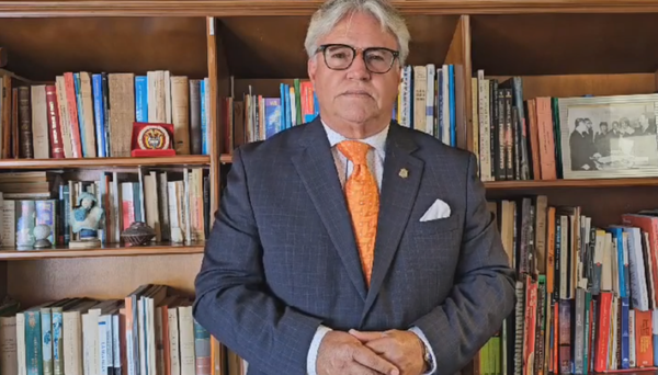 El “experto” que dice que no hay inhabilidad… porque fue contratado por el mismo candidato inhabilitado